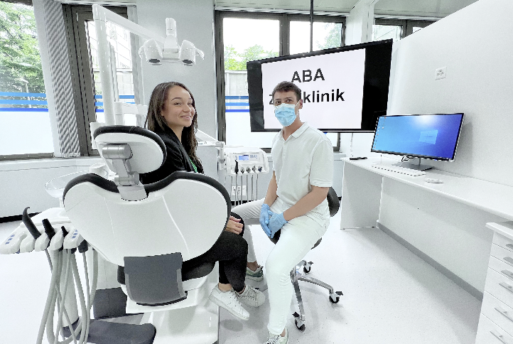Zahnarzt und Patientin auf dem Behandlungsstuhl in der ABA Zahnklinik.