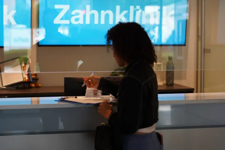 Patientin am Empfang der ABA Aeschenplatz Zahnklinik Basel